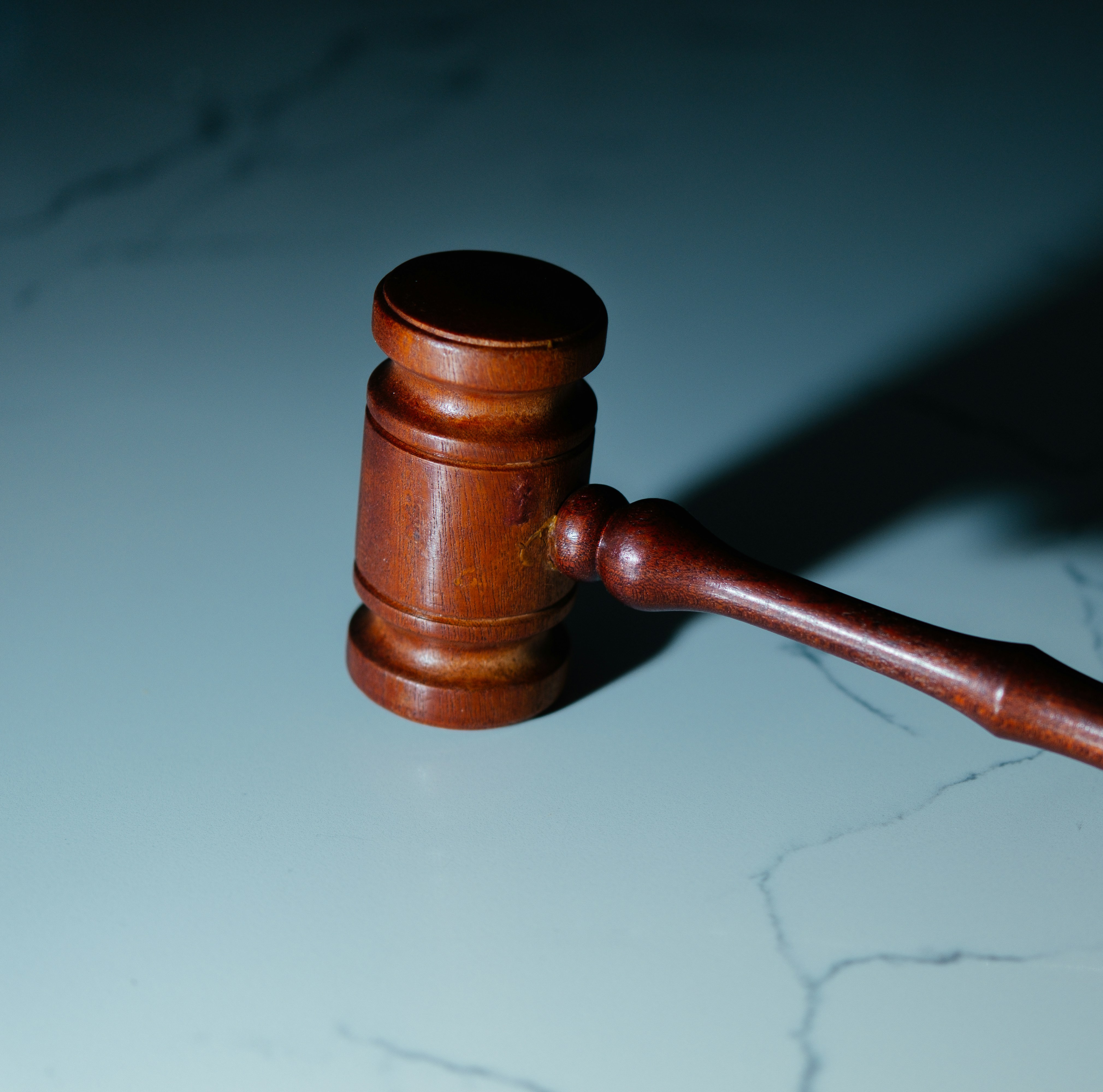 Empresário analisando documentos